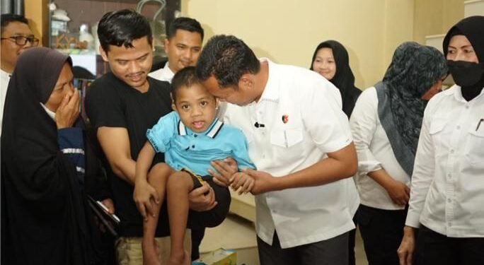 Peduli Anak Difabel Korban Penganiayaan, Dir Reskrimum Polda Riau Berikan Bantuan