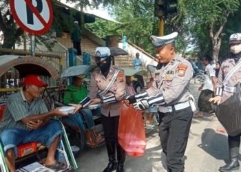Satlantas Polres Sampang Dapat Tanggapan Positif Dari Tukang Becak Dan Pengguna Jalan Lainya.