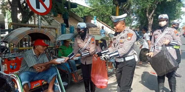 Satlantas Polres Sampang Dapat Tanggapan Positif Dari Tukang Becak Dan Pengguna Jalan Lainya.