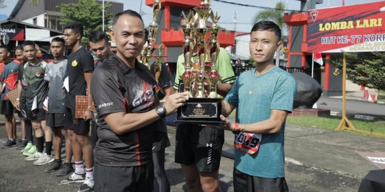 Dansatbrimob Polda Kalbar Buka Langsung Perlombaan Lari 10 KM Dalam Rangka Memeriahkan Hut Korps Brimob Polri Ke-77.