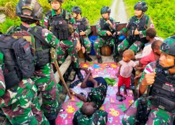 Mama Pingsan Dalam Hutan, Inilah Aksi Cepat Yonif Raider 142/KJ Beri Pertolongan.