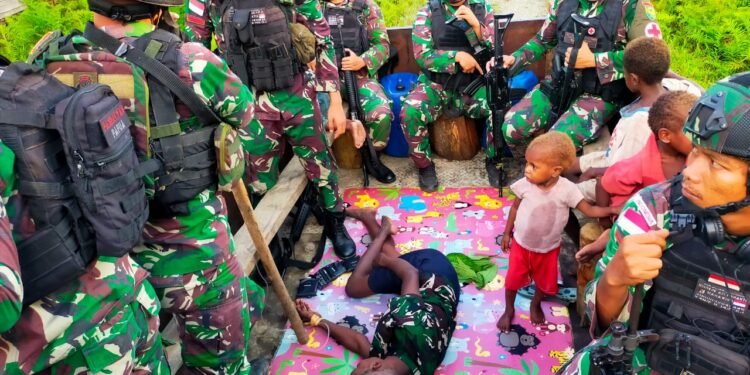 Mama Pingsan Dalam Hutan, Inilah Aksi Cepat Yonif Raider 142/KJ Beri Pertolongan.