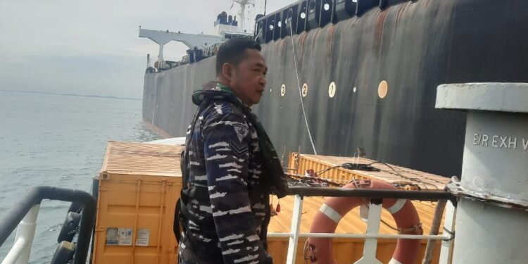 TNI-AL Siapkan Evakuasi Tanker Kandas di Pulau Nipa.