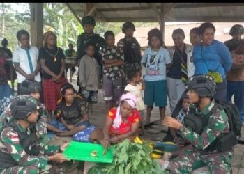 Bangkitkan Perekonomian Papua, Satgas Yonif Raider 142/KJ Ajarkan Cara Pembuatan Pisang Sale.