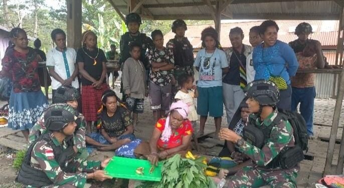 Bangkitkan Perekonomian Papua, Satgas Yonif Raider 142/KJ Ajarkan Cara Pembuatan Pisang Sale.