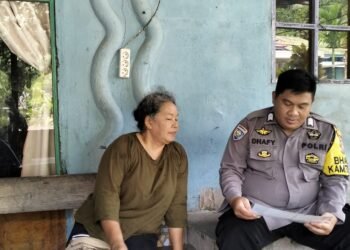 Polisi Batu Ampar Lakukan Fogging dan Berikan Bantuan Sosial Kepada Warga Terdampak Angin Puting Beliung.