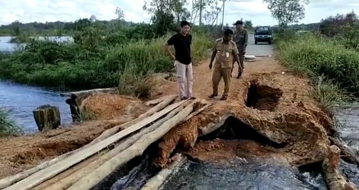 Tanggapi Pengaduan Masyarakat, Camat Singkep Barat Gerak Cepat Bantu Pasilitasi Perbaikan Jembatan Penghubung Roboh.