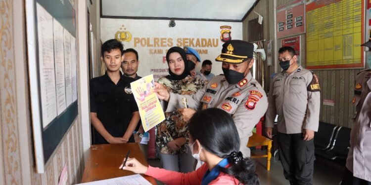 Kapolres Sekadau Sidak Proses Pelayanan Bagi Masyarakat Demi Mencegah Terjadinya Pungli.