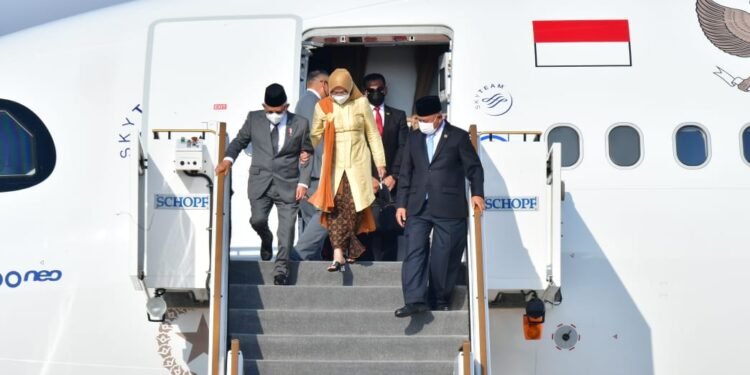 Usai Tempuh Penerbangan Selama 8 Jam, Wapres Tiba di Abu Dhabi.