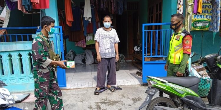 Babinsa Joyotakan Distribusikan Obat Paket 2 ke warga yang Terpapar covid-19.