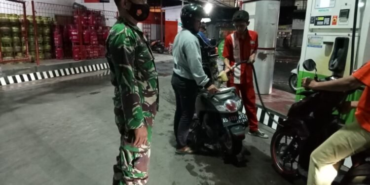 Babinsa Koramil Karangmalang Pantau Ketersediaan BBM di SPBU.