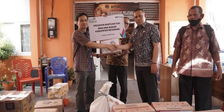 Ringankan Beban Hidup Warga Terdampak Banjir di Ketapang, PLN Salurkan 770 Paket Sembako.