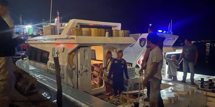 Sat polairud Polresta Tanjungpinang Bantu Evakuasi Speed Boat Yang Membawa Pasien Dari Anambas.