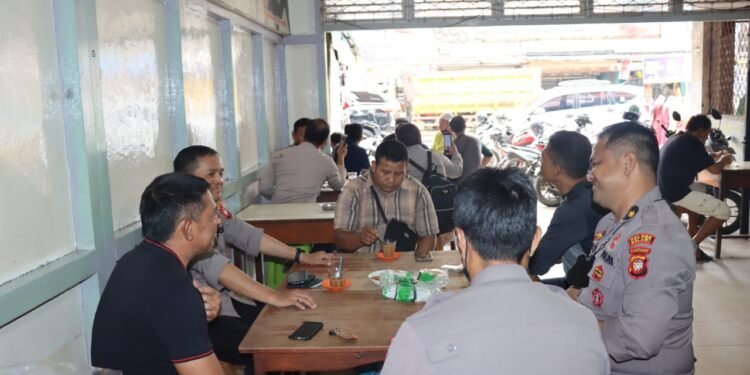 Jumat Berkah Ngopi Bersama Warga dan Tokoh Masyarakat, AKBP Sigit : Polri Akan Lebih Dekat Dengan Masyarakat.