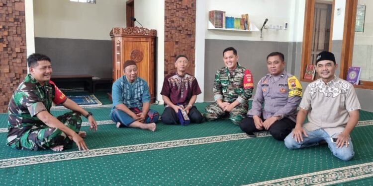Sertu Harnawan Dekati Tokoh Agama dengan Cara Sholat Jum’at Di Wilayah Binaannya.