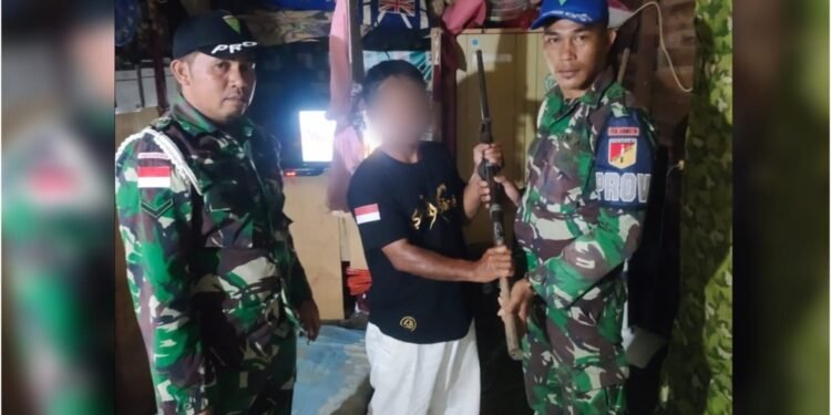Warga Perbatasan Serahkan Senjata Api Rakitan Beserta Munisi Secara Sukarela Kepada Satgas Pamtas Yonarmed 19/105 Trk Bogani.