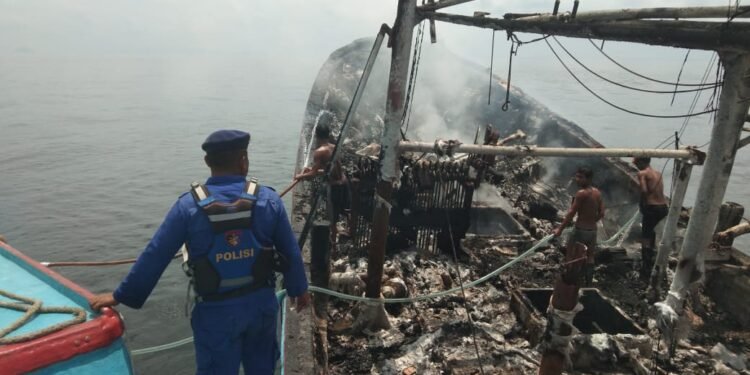 Kapal Pengangkut Cumi Terbakar, Kapal Polisi Raja Udang VI-4002 Bantu Evakuasi Korban.