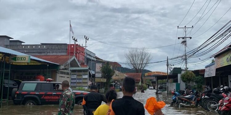 Gerak Cepat Satbrimob Polda Kalbar Berserta Tim SAR Membantu Masyarakat Korban Banjir di Singkawang.