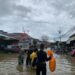 Gerak Cepat Satbrimob Polda Kalbar Berserta Tim SAR Membantu Masyarakat Korban Banjir di Singkawang.