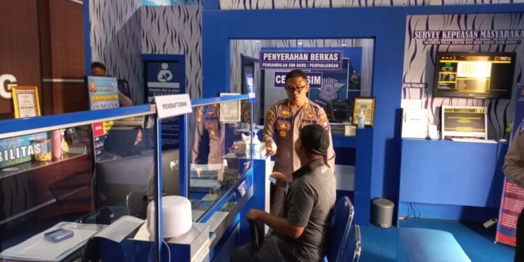 Pantau Langsung Ruang Pelayanan Publik, Kapolres Ketapang Pastikan Tidak Ada Pungli Di Polres Ketapang.