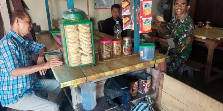 Secangkir Kopi di Warung Sarana Babinsa Joyotakan Komsos Dengan Warganya.