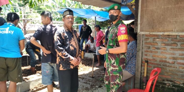 Wujud Empati, Babinsa Kelurahan Joyotakan Laksanakan Takziyah.