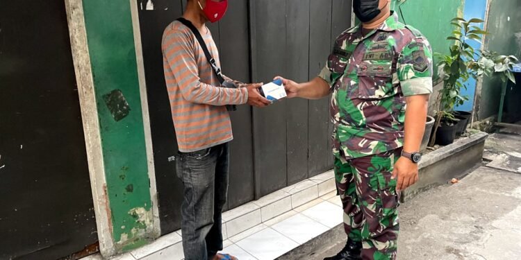 Kepedulian Babinsa Kelurahan Kemlayan Melaksanakan Pelaksanaan Pemberian Obat Kepada Warga yang Terpapar Covid-19.
