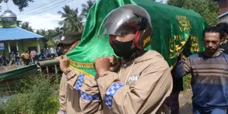 Ipda Freddy S.P., S.H, M.H, bersama personil Bhabin Kamtibmas Sambangi Rumah Duka Seorang Bocah Yang Meninggal Akibat Kecebur Dalam Anak Sungai.