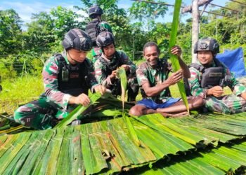 Sambil Menyelam Minum Air, Lakukan Anjangsana Satgas Yonif Raider 142/KJ dapat Ilmu Cara Membuat Atap Rumbia.