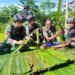 Sambil Menyelam Minum Air, Lakukan Anjangsana Satgas Yonif Raider 142/KJ dapat Ilmu Cara Membuat Atap Rumbia.