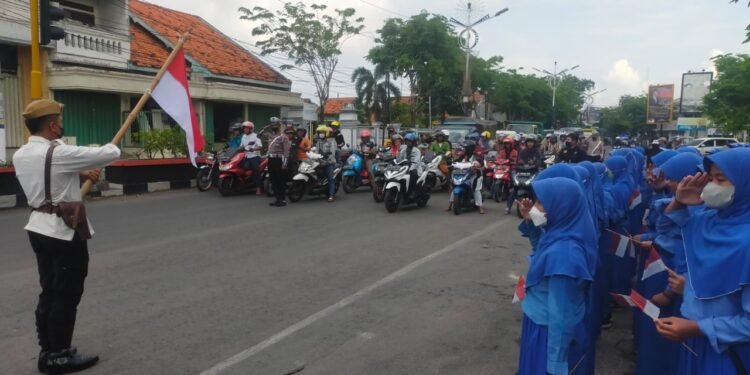 Peringati Hari Pahlawan, Satlantas Polres Sampang Ajak Masyarakat Upacara Di Titik Nol Kilometer Sampang.