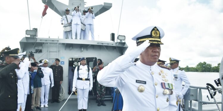 Wadan Lantamal XII Pimpin Upacara Tabur Bunga di KRI Karotang-872.