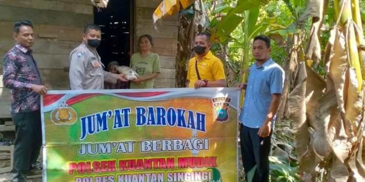 Jum’at Barokah Kapolsek dan Pemdes Desa Toar Bantu 2 Lansia.