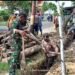Polsek Sampang Kompak Bersama Masyarakat Desa Aengsareh Sampang Bersihkan Selokan.