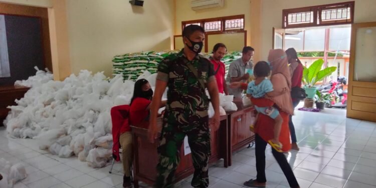 Bati Bakti TNI Dan Babinsa Serengan Pantau dan Amankan Pasar Murah TPID 2022.