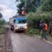 Pohon Tumbang Hambat Lalu Lintas Jalan, Babinsa Koramil 1204 – 12/ Parindu Bersama Warga Sekitar Lakukan Pembersihan.