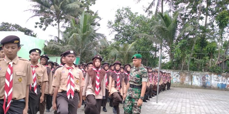 Tanamkan Jiwa Korsa dan Kedisiplinan, Babinsa Joyotakan Gembleng Baris Berbaris.