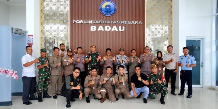 Dansatgas Pamtas RI-Malaysia Yonarmed 19/105 Trk Bogani Dampingi Kunjungan Kerja Dari Kementrian Pertanian Di PLBN Badau.