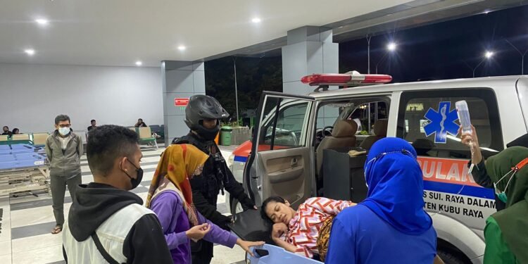Tim PRC Satsamapta Polres Kubu Raya Selamatkan Seorang Ibu Yang Akan Melahirkan, Begini Kronologisnya.