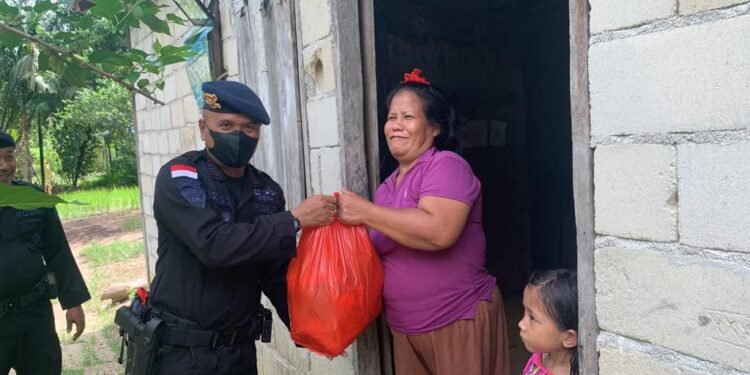 Batalyon B Pelopor Brimob Polda Kalbar Bersama Jajaran Berikan Bantuan ke Masyarakat Tidak Mampu.