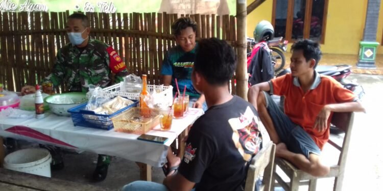 Manfaatkan Warung Soto, Babinsa Gelar Komsos Dengan Warga Binaan.