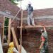 Babinsa Bantu Pembangunan Rumah Warga Binaannya.