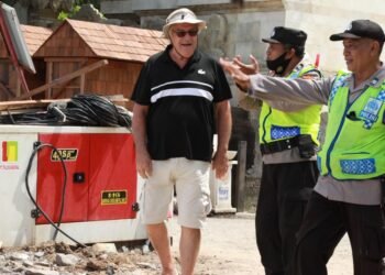 Senyum dan Sapa Strategi Polri Saat Patroli Pengamanan KTT G20 di Pantai Kuta.