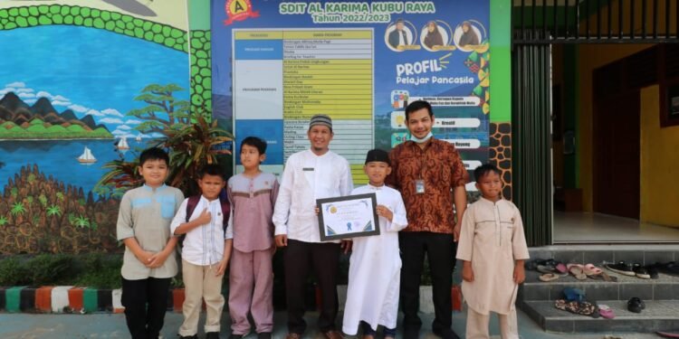 Dorong Peningkatan Kualitas Pendidikan, Program TJSL PLN Peduli Serahkan Bantuan Sarana Pendidikan.