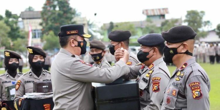 Serahkan Peralatan Sabhara dan Reskrim, Kapolda Riau Irjen Iqbal : “Gunakan Secara Mahir Untuk Kepentingan Perlindungan Masyarakat”.