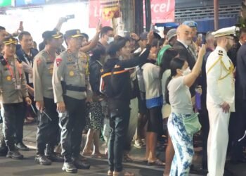 Kapolda Bali Terjun Langsung Kawal Pengamanan Presiden Prancis yang Jalan Kaki 2 Kilometer.