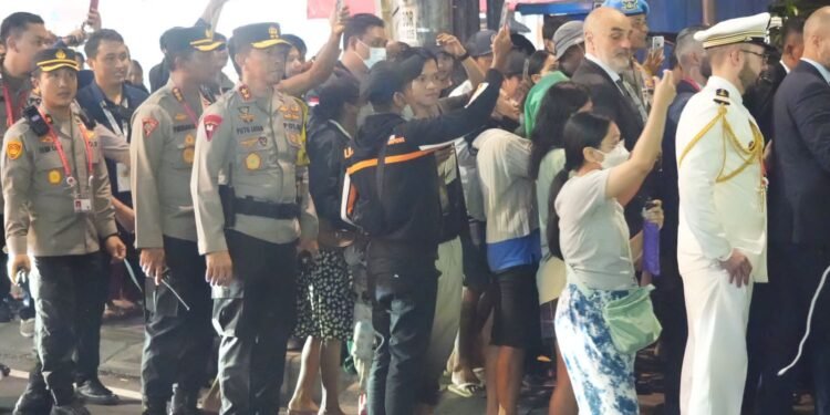 Kapolda Bali Terjun Langsung Kawal Pengamanan Presiden Prancis yang Jalan Kaki 2 Kilometer.