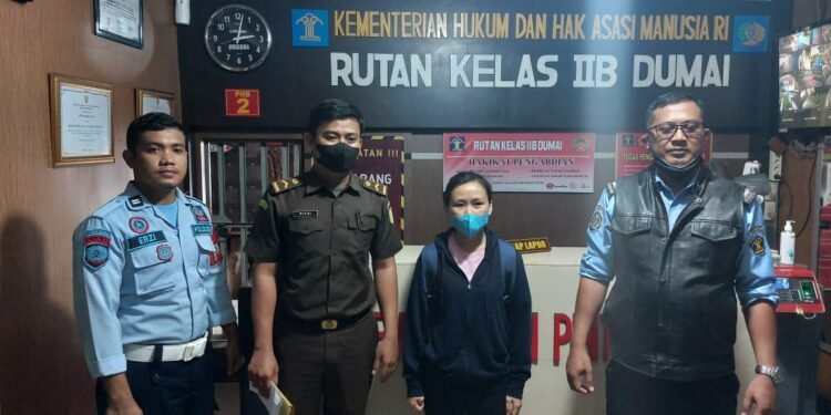 Nekad Palsukan Indentitas Demi Urus Paspor di Kantor Imigrasi Dumai, WN Malaysia Dijebloskan ke Rutan Dumai.