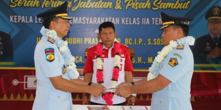 Disaksikan Kepala Kanwil Kemenkumham Riau, Julianto Serahterimakan Jabatan Kalapas Tembilahan ke Hari Winarca.