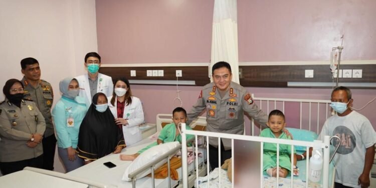Jenguk Raihan dan Fajri, Anak Penderita Rapuh Tulang, Kapolda Riau : Intervensi Kedokteran Untuk Penguatan Tulangnya.
